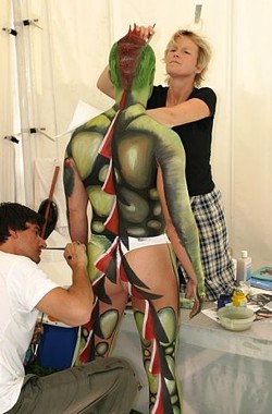 Gabi von der Linnepe beim Bodypainting